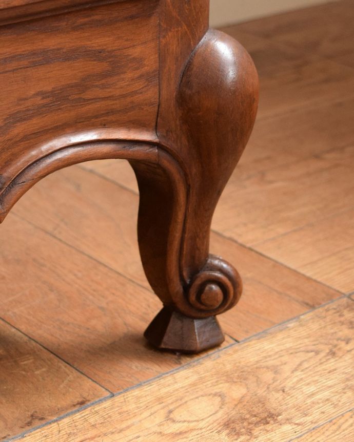 アンティークのチェスト　アンティーク家具　南仏スタイルのアンティーク家具、優雅なフォルムのフレンチチェスト（ドロワー）。女性1人でラクラク運べちゃう仕掛けHandleのアンティークは、脚の裏にフェルトキーパーをお付けしています。(j-2516-f)