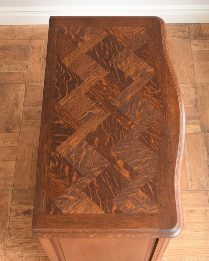 アンティークのチェスト　アンティーク家具　南仏スタイルのアンティーク家具、優雅なフォルムのフレンチチェスト（ドロワー）。美しい天板の模様木目を組み合わせて描くパーケットの幾何学模様はなんとも美しく印象的なんです。(j-2516-f)