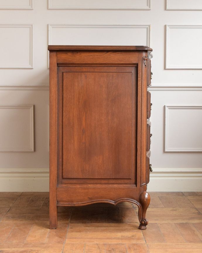 アンティークのチェスト　アンティーク家具　南仏スタイルのアンティーク家具、優雅なフォルムのフレンチチェスト（ドロワー）。横から見てもステキ横から見るとこんな感じ。(j-2516-f)