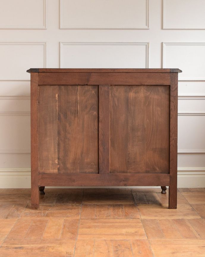 アンティークのチェスト　アンティーク家具　南仏スタイルのアンティーク家具、優雅なフォルムのフレンチチェスト（ドロワー）。修復したので後姿もキレイですアンティークは新品ではないので、もちろん経年変化によるキズはありますが、専門の職人が修復しています。(j-2516-f)