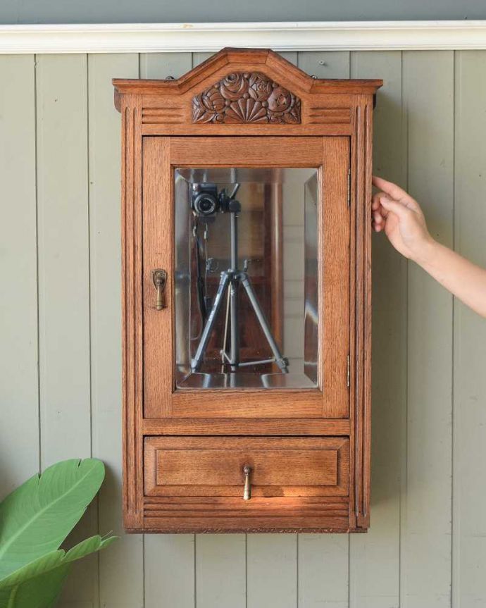 ウォールキャビネット　アンティーク家具　お花の彫刻が可愛いフランスで見つけたアンティークウォールキャビネット（ミラー付き）。小さなフランスの家具大きな家具はムズカシイ方でも小さなキャビネットだったらチャレンジしやすいんです。(j-2517-f)