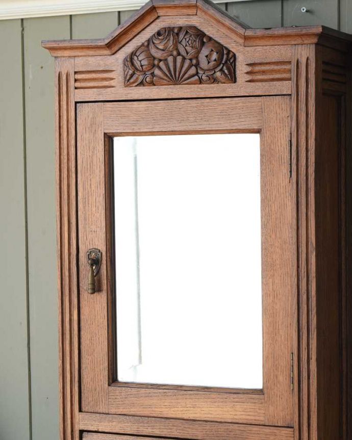 ウォールキャビネット　アンティーク家具　お花の彫刻が可愛いフランスで見つけたアンティークウォールキャビネット（ミラー付き）。小さくてもフランスらしさたっぷり壁につけることもできるので実用的に使えちゃう！フランスらしく壁からお部屋の中をオシャレに彩ってくれます。(j-2517-f)