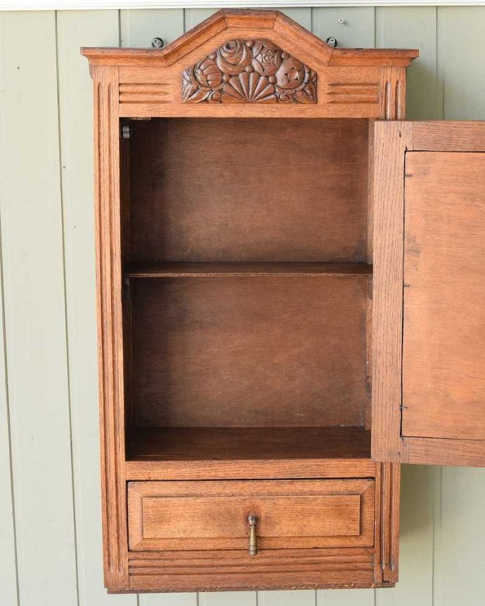 ウォールキャビネット　アンティーク家具　お花の彫刻が可愛いフランスで見つけたアンティークウォールキャビネット（ミラー付き）。扉を開けてみると、こんな感じです小さいからと言って、修復に妥協はしません！アンティークの風合いだけ残してキレイに修復してあります。(j-2517-f)