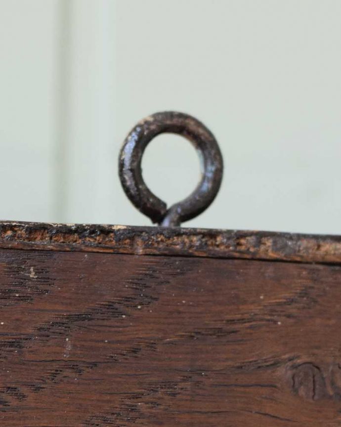 ウォールキャビネット　アンティーク家具　お花の彫刻が可愛いフランスで見つけたアンティークウォールキャビネット（ミラー付き）。壁に取り付けできます背中部分にフックを付けて壁にカンタンに取り付け出来るようにしました。(j-2517-f)