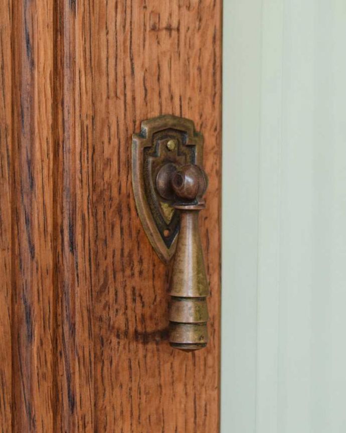 ウォールキャビネット　アンティーク家具　お花の彫刻が可愛いフランスで見つけたアンティークウォールキャビネット（ミラー付き）。アンティークらしい取っ手 取っ手にもこだわりが感じられます。(j-2517-f)