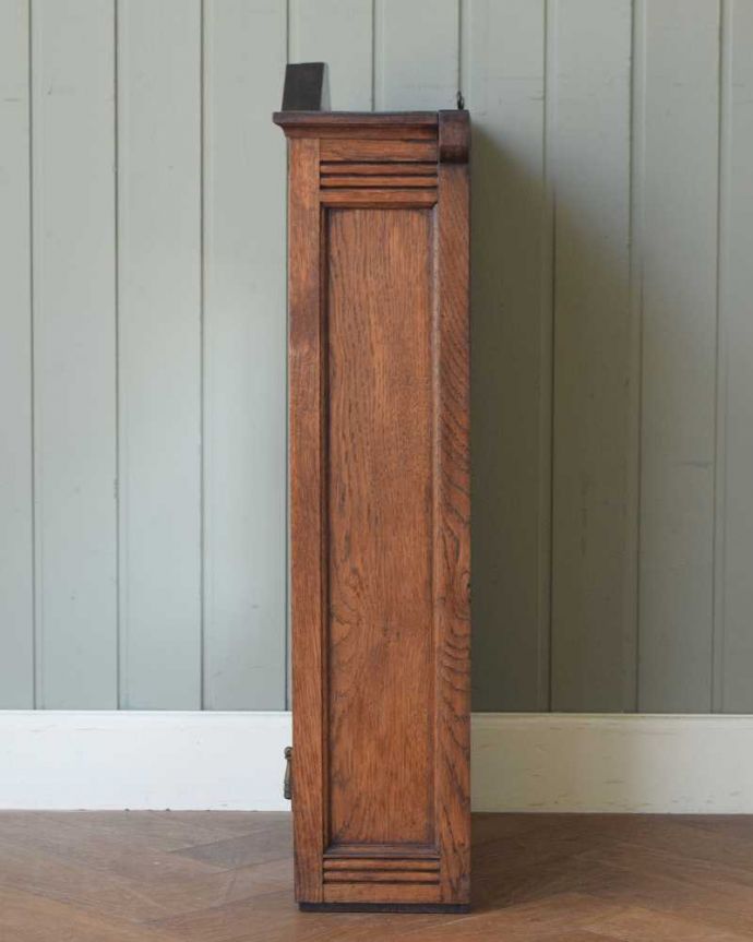 ウォールキャビネット　アンティーク家具　お花の彫刻が可愛いフランスで見つけたアンティークウォールキャビネット（ミラー付き）。横顔だっても美しい正面だけじゃなく横もキレイに修復してあります。(j-2517-f)