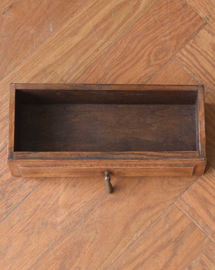 ウォールキャビネット　アンティーク家具　お花の彫刻が可愛いフランスで見つけたアンティークウォールキャビネット（ミラー付き）。引き出しの中も･･･もちろん引き出しの中もキレイに仕上げました。(j-2517-f)