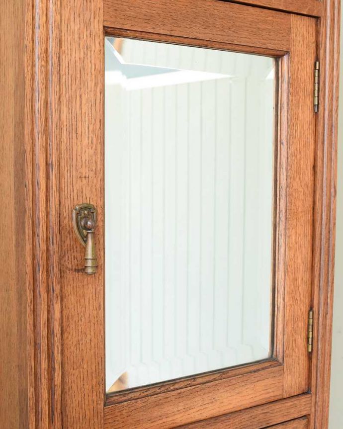 ウォールキャビネット　アンティーク家具　お花の彫刻が可愛いフランスで見つけたアンティークウォールキャビネット（ミラー付き）。近くで見ると･･･コンディションのいいアンティークのミラーですが、ご希望の方には新しいミラーに交換してお届けします（別途見積もり）ご注文の際お気軽にご連絡下さい。(j-2517-f)