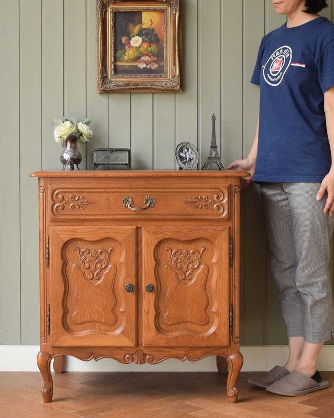 アンティークのチェスト　アンティーク家具　リビングで使えるフレンチキャビネット、南仏デザインのアンティーク家具 。フランスらしい優美さがたっぷり詰まっています見た瞬間、普通の家具とは違う優美なフランスのアンティーク。(j-2518-f )