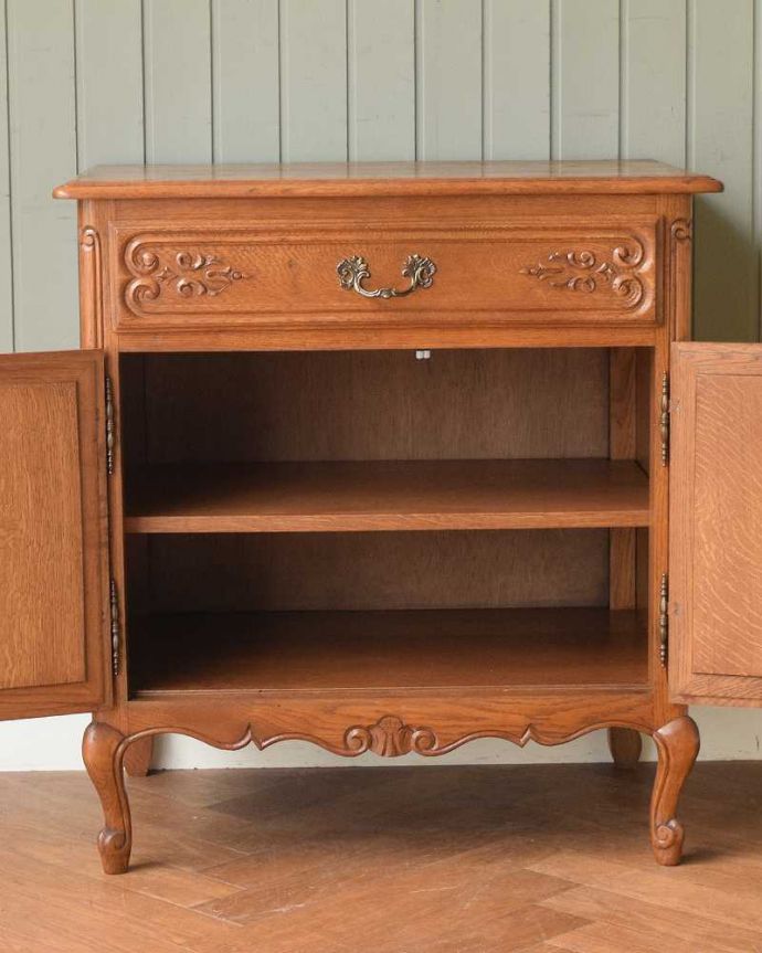 アンティークのチェスト　アンティーク家具　リビングで使えるフレンチキャビネット、南仏デザインのアンティーク家具 。扉部分を開けて中を見てみましょう！もともとカップボードとして、お気に入りの食器を入れて使われていた家具。(j-2518-f )