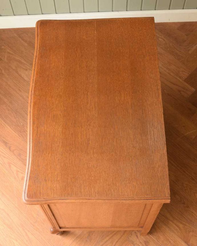 アンティークのチェスト　アンティーク家具　リビングで使えるフレンチキャビネット、南仏デザインのアンティーク家具 。上から見てみると･･･天板を上から見てみるとこんな感じです。(j-2518-f )