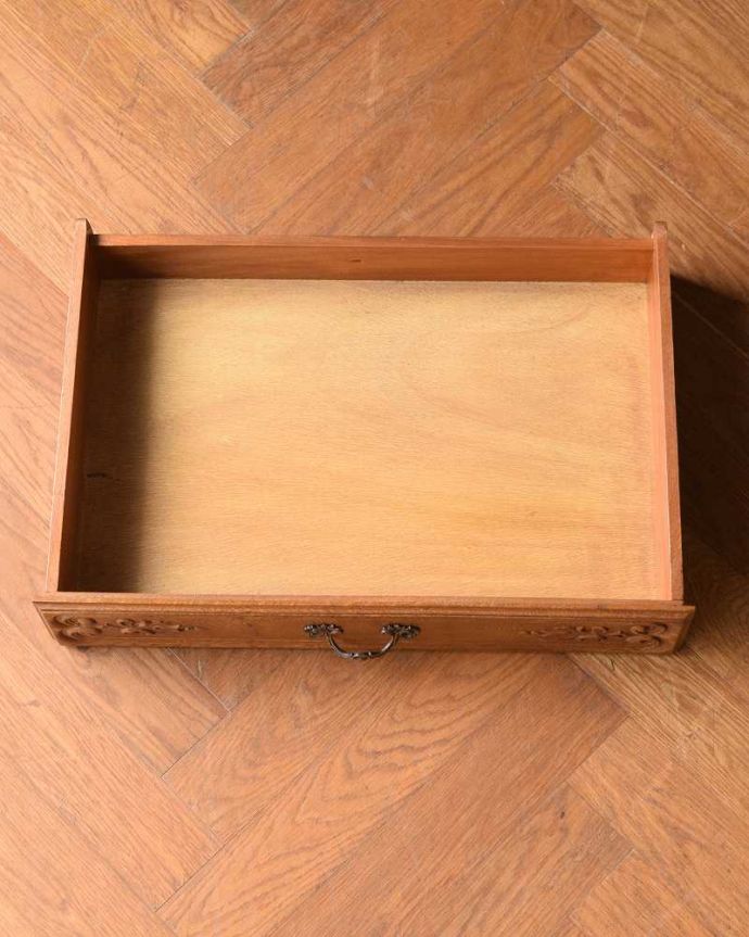 アンティークのチェスト　アンティーク家具　リビングで使えるフレンチキャビネット、南仏デザインのアンティーク家具 。引き出しの中もキレイですカトラリーなどを収納して使っていた引き出しの中も、もちろんキレイに仕上げました。(j-2518-f )