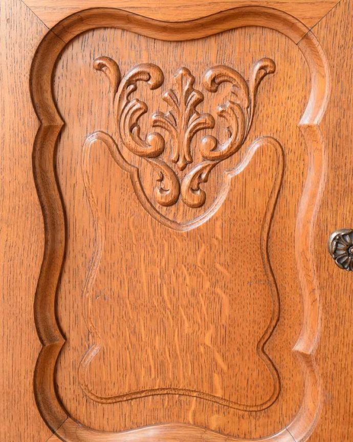 アンティークのチェスト　アンティーク家具　リビングで使えるフレンチキャビネット、南仏デザインのアンティーク家具 。じっくり選んできました買い付けの時、納得するまで探し続けた彫のデザイン。(j-2518-f )