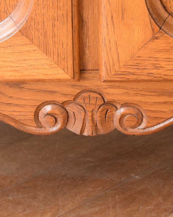 アンティークのチェスト　アンティーク家具　リビングで使えるフレンチキャビネット、南仏デザインのアンティーク家具 。フランスらしい彫りフランスらしさの象徴とも言える、優雅な彫りの装飾。(j-2518-f )