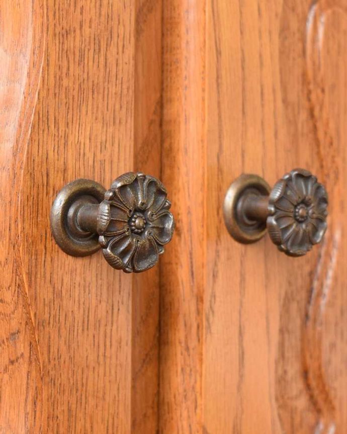 アンティークのチェスト　アンティーク家具　リビングで使えるフレンチキャビネット、南仏デザインのアンティーク家具 。開ける度になんだかワクワク取っ手のデザインにもフランスらしいこだわりが。(j-2518-f )