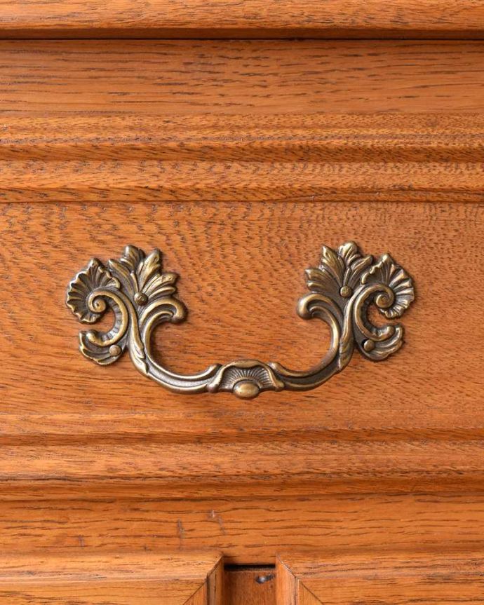 アンティークのチェスト　アンティーク家具　リビングで使えるフレンチキャビネット、南仏デザインのアンティーク家具 。ハンドル部分も美しい引き出し部分にはハンドルタイプの取っ手。(j-2518-f )