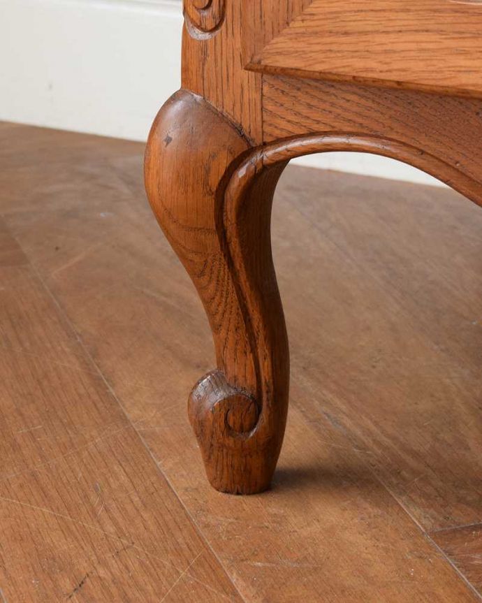 アンティークのチェスト　アンティーク家具　リビングで使えるフレンチキャビネット、南仏デザインのアンティーク家具 。女性１人でも運べちゃうんですHandleのアンティークは、脚の裏にフェルトキーパーをお付けしているので、床を滑らせて女性1人でもラクに移動が出来ます。(j-2518-f )