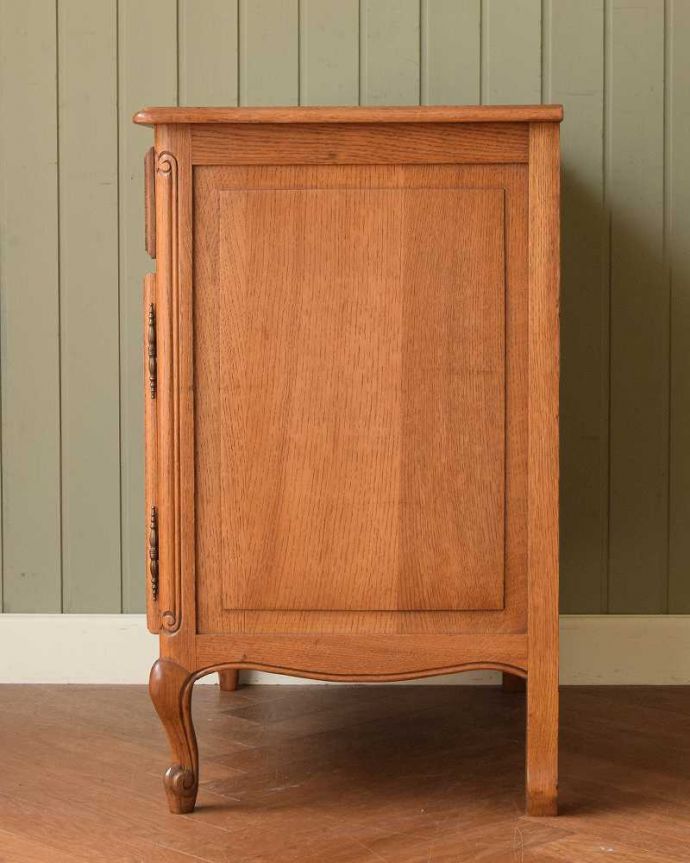 アンティークのチェスト　アンティーク家具　リビングで使えるフレンチキャビネット、南仏デザインのアンティーク家具 。横から見てもステキフランスらしいこだわりが感じられる横顔も美しいんです。(j-2518-f )