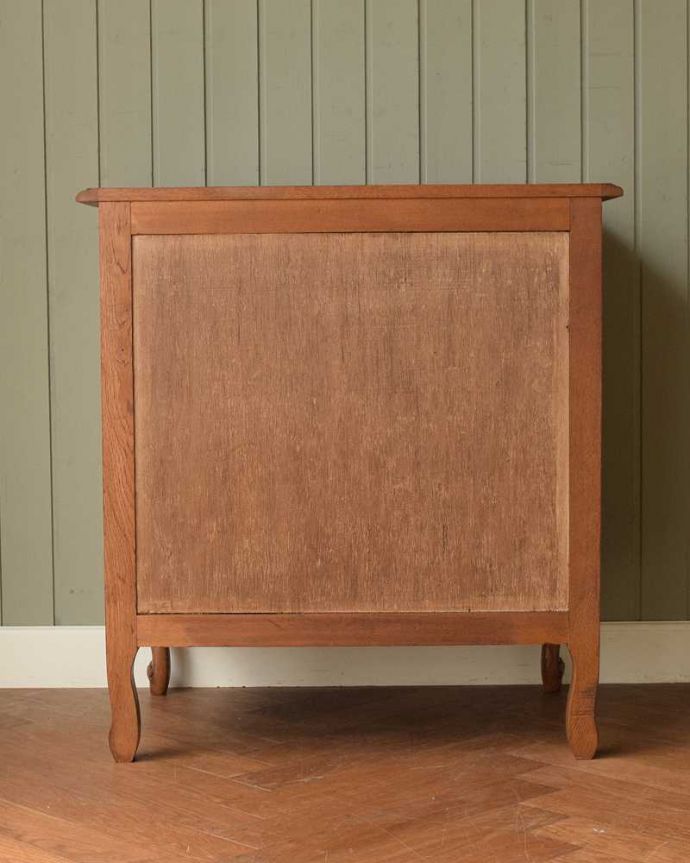 アンティークのチェスト　アンティーク家具　リビングで使えるフレンチキャビネット、南仏デザインのアンティーク家具 。後ろ姿も見てくださいアンティークは新品ではないので、もちろん経年変化によるキズはありますが、後ろ姿もキレイです。(j-2518-f )