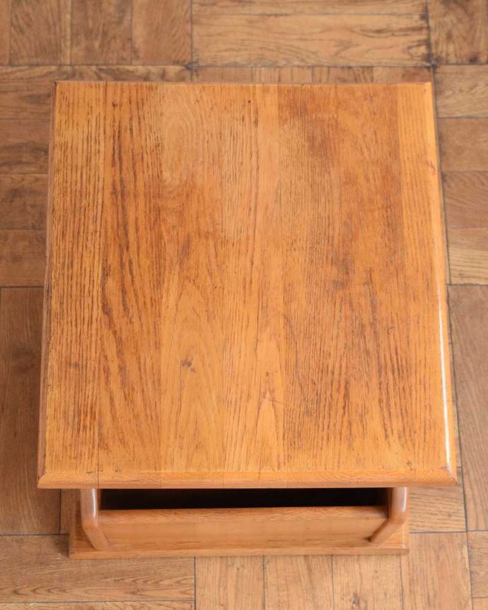 サイドテーブル付きのマガジンラック