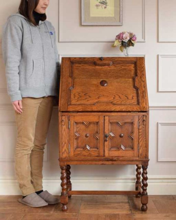 ビューロー　アンティーク家具　落ち着いた雰囲気のアンティーク家具、英国のライティングビューロー。英国らしいドッシリとした落ち着いた雰囲気が自慢扉を開くだけでデスクになっちゃうビューロー。(j-2521-f)