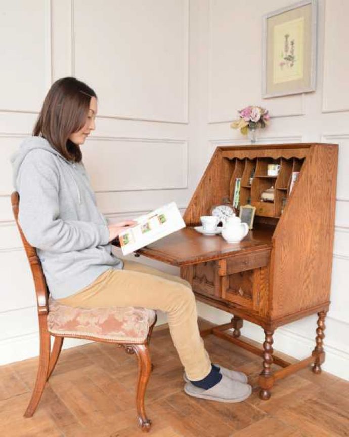 ビューロー　アンティーク家具　落ち着いた雰囲気のアンティーク家具、英国のライティングビューロー。扉を前に倒すだけで、あっという間に自分だけの場所扉の部分を前に倒すと、あっという間にデスクに早変わり。(j-2521-f)