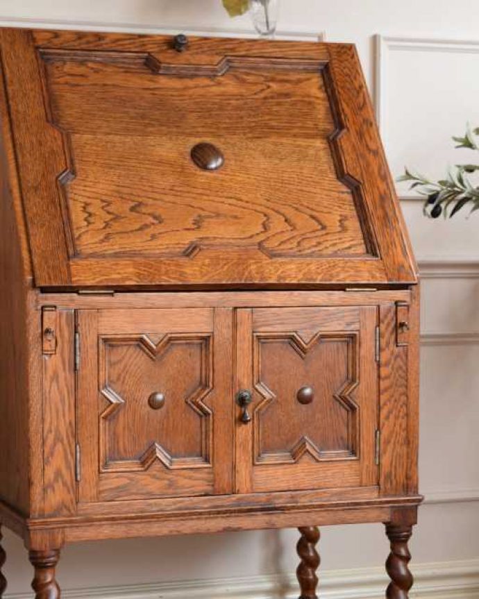 ビューロー　アンティーク家具　落ち着いた雰囲気のアンティーク家具、英国のライティングビューロー。英国アンティークらしい木目の美しさ自慢はアンティークだから手に入る木目の美しさ。(j-2521-f)