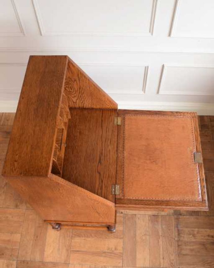 ビューロー　アンティーク家具　落ち着いた雰囲気のアンティーク家具、英国のライティングビューロー。デスクの部分を上から見ると･･･天板部分の塗装も専門の職人がしっかりキレイに修復したので、こんなにキレイです。(j-2521-f)