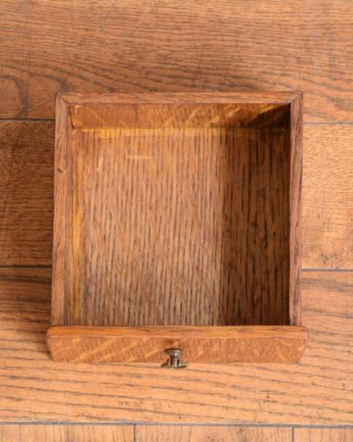 ビューロー　アンティーク家具　落ち着いた雰囲気のアンティーク家具、英国のライティングビューロー。引き出しの中もキレイに仕上げましたもちろん、引き出しの中もキレイに修復したので、実用的にいろんなものを収納してお使い下さい。(j-2521-f)