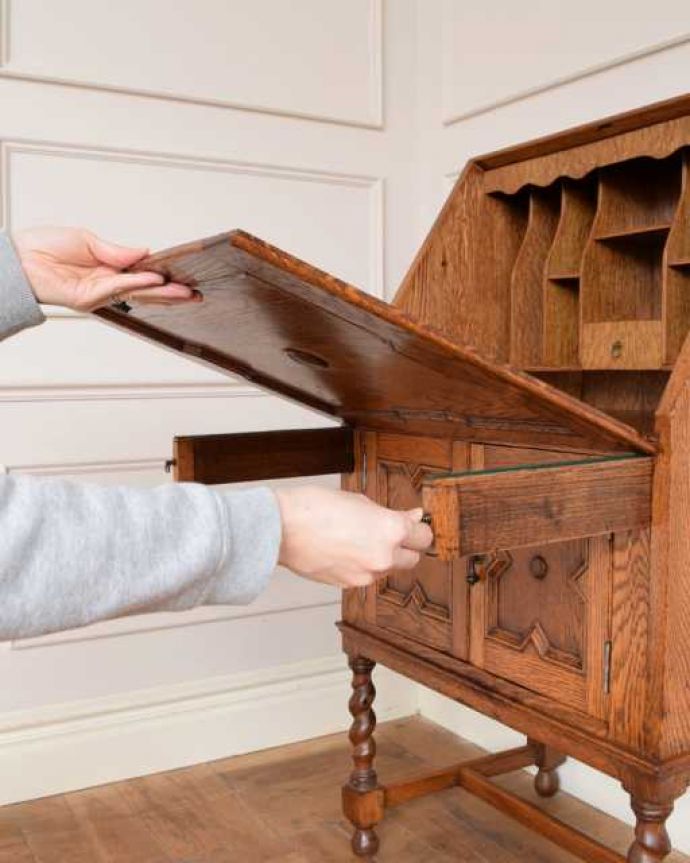 ビューロー　アンティーク家具　落ち着いた雰囲気のアンティーク家具、英国のライティングビューロー。扉を前に倒すと･･･ビューロー部分の扉は簡単に前に倒せます。(j-2521-f)