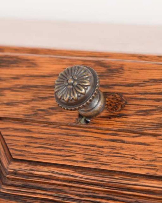 ビューロー　アンティーク家具　落ち着いた雰囲気のアンティーク家具、英国のライティングビューロー。取っ手のデザインも優雅フランスらしさは取っ手のデザインにも。(j-2521-f)