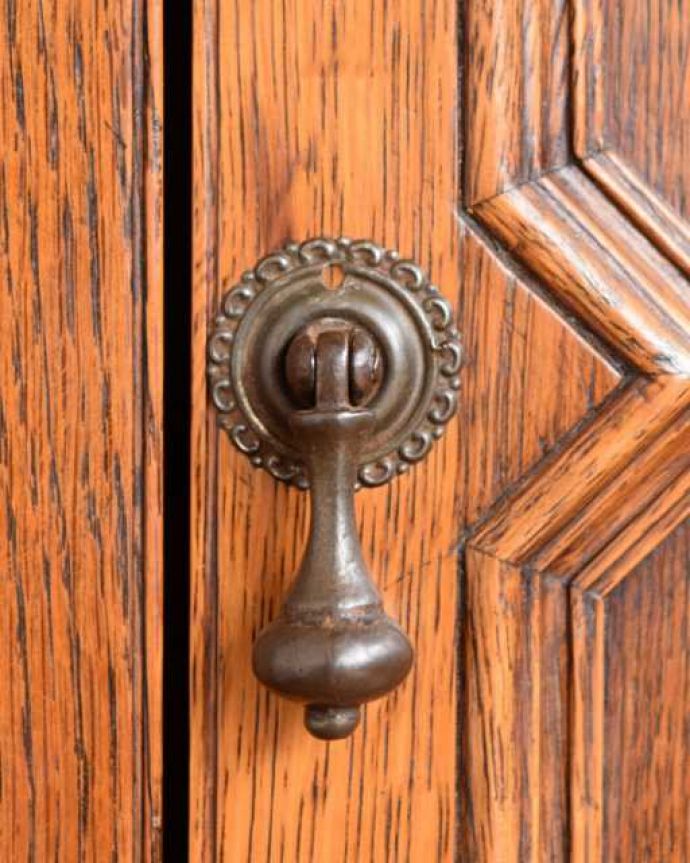 ビューロー　アンティーク家具　落ち着いた雰囲気のアンティーク家具、英国のライティングビューロー。アンティークらしい取っ手取っ手にもこだわりが感じられます。(j-2521-f)