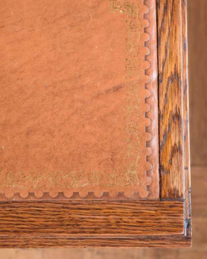 ビューロー　アンティーク家具　落ち着いた雰囲気のアンティーク家具、英国のライティングビューロー。天板部分もキレイですやっぱりデスクの天板部分は気になるポイント。(j-2521-f)