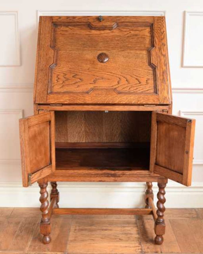 ビューロー　アンティーク家具　落ち着いた雰囲気のアンティーク家具、英国のライティングビューロー。扉の中はこんな感じ修復しました扉の中の収納はこんな感じになっています。(j-2521-f)