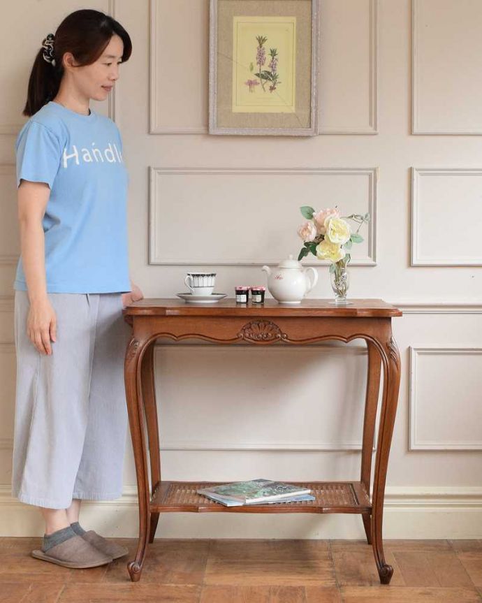 アンティークのテーブル　アンティーク家具　棚の網目もキレイなフランスで出会ったアンティークオケージョナルテーブル（ サイドテーブル）。どんな場所でも便利に使える小さなテーブルそもそも「オケージョナル」とは「便利に使える」と言う意味。(j-2523-f)