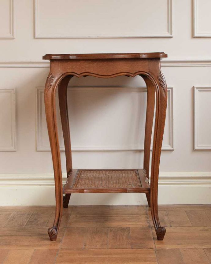 アンティークのテーブル　アンティーク家具　棚の網目もキレイなフランスで出会ったアンティークオケージョナルテーブル（ サイドテーブル）。クルッと回転。(j-2523-f)