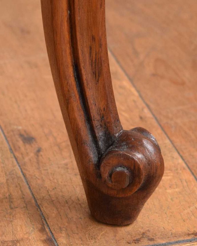アンティークのテーブル　アンティーク家具　棚の網目もキレイなフランスで出会ったアンティークオケージョナルテーブル（ サイドテーブル）。持ち上げなくても移動できます！Handleのアンティークは、脚の裏にフェルトキーパーをお付けしていますので、床を滑らせてれば移動が簡単です。(j-2523-f)
