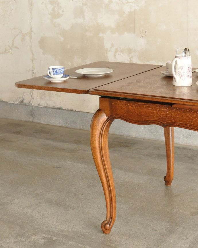 アンティークのテーブル　アンティーク家具　フランス輸入の美しいアンティーク家具、ドローリーフテーブル（伸張式ダイニングテーブル） 。やっぱり脚の美しさが自慢なんです！一番最初に目に飛び込んでくるフレンチカブリオレレッグ。(j-2524-f)