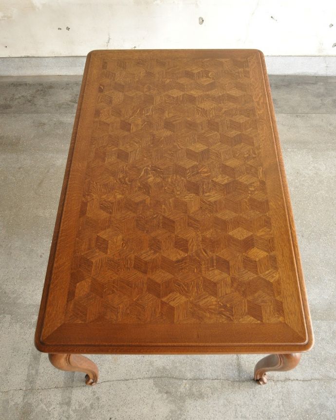 アンティークのテーブル　アンティーク家具　フランス輸入の美しいアンティーク家具、ドローリーフテーブル（伸張式ダイニングテーブル） 。上から見るとこんな形リーフを開く前はこんな形です。(j-2524-f)