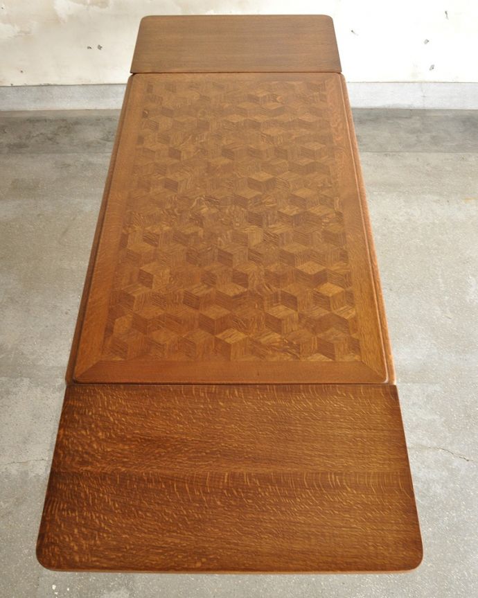 アンティークのテーブル　アンティーク家具　フランス輸入の美しいアンティーク家具、ドローリーフテーブル（伸張式ダイニングテーブル） 。大きく広げてみると･･･両方のリーフを開くと、たっぷり使える天板の広さ。(j-2524-f)