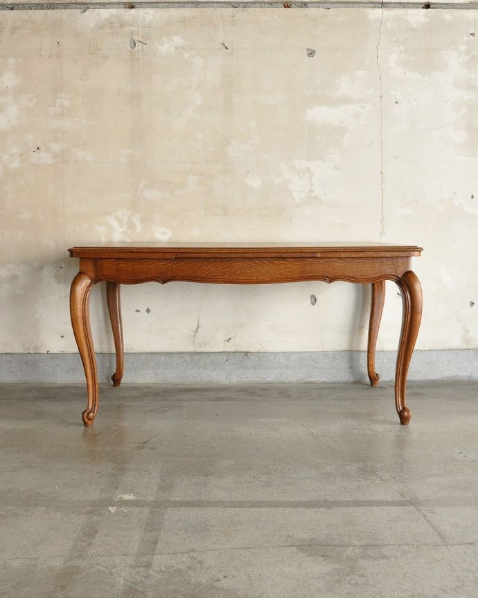 アンティークのテーブル　アンティーク家具　フランス輸入の美しいアンティーク家具、ドローリーフテーブル（伸張式ダイニングテーブル） 。横から見てもステキやっぱり脚の曲線が美しい･･･みんなに自慢したくなる脚線美です。(j-2524-f)