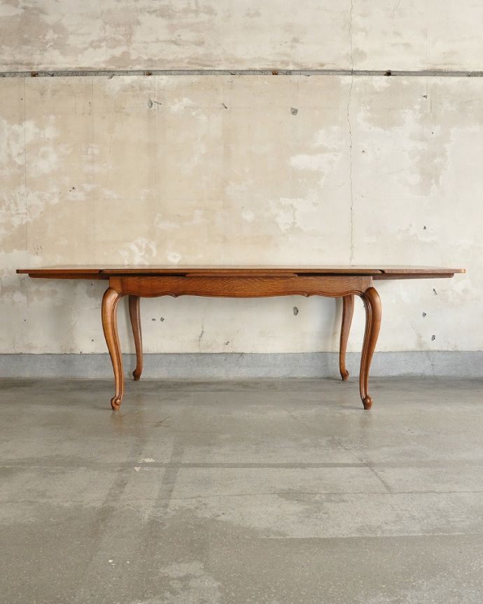 アンティークのテーブル　アンティーク家具　フランス輸入の美しいアンティーク家具、ドローリーフテーブル（伸張式ダイニングテーブル） 。両方開くとかなり大きなサイズ！フランスサイズなので、両方開くとかなり大きなダイニング。(j-2524-f)