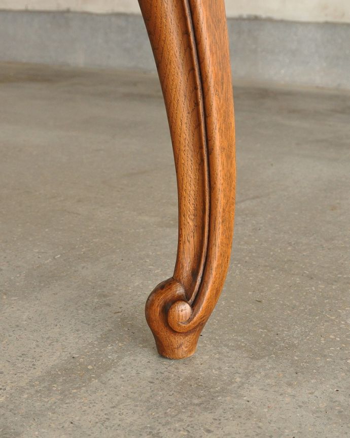 アンティークのテーブル　アンティーク家具　フランス輸入の美しいアンティーク家具、ドローリーフテーブル（伸張式ダイニングテーブル） 。持ち上げなくても移動できます！Handleのアンティークは、脚の裏にフェルトキーパーをお付けしていますので、持ち上げなくても床を滑らせて移動させることが出来ます。(j-2524-f)