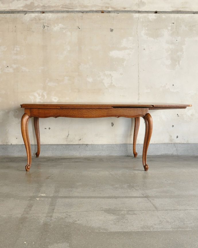 アンティークのテーブル　アンティーク家具　フランス輸入の美しいアンティーク家具、ドローリーフテーブル（伸張式ダイニングテーブル） 。片方だけ開いても･･･人数に合わせて、3タイプで大きさを選べるので、片方だけ開くと、こんな感じです。(j-2524-f)