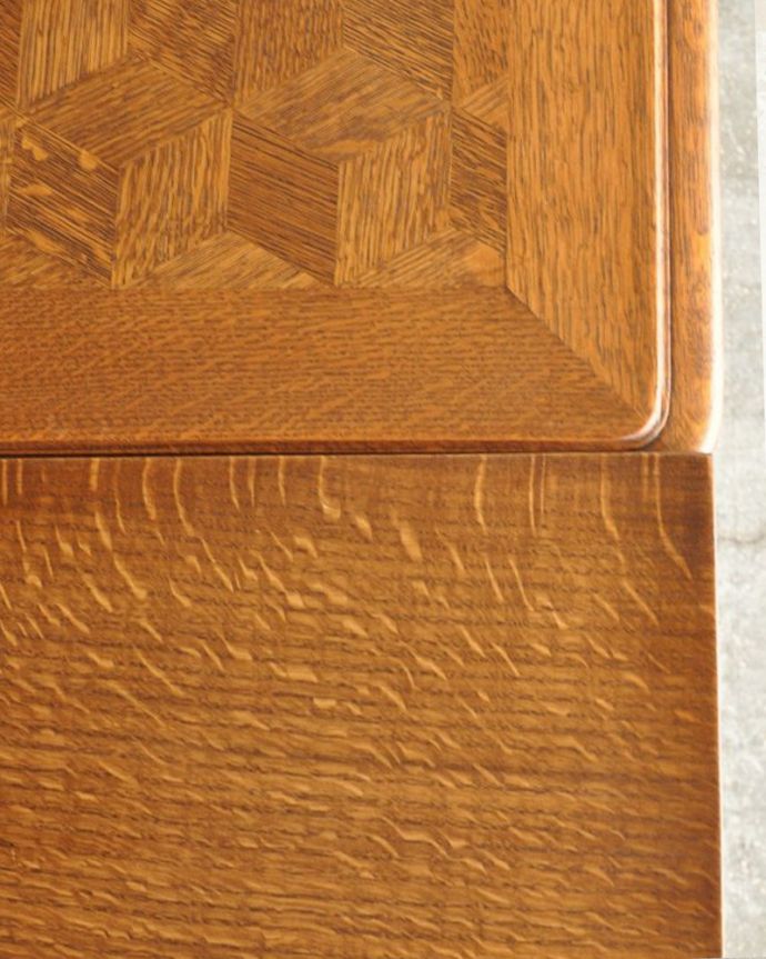 アンティークのテーブル　アンティーク家具　フランス輸入の美しいアンティーク家具、ドローリーフテーブル（伸張式ダイニングテーブル） 。近づいて見てみると、さらに美しい天板の模様天板の模様だけでもステキに見えちゃうフランスらしいテーブルを使えば、毎日の食事の時間がなんだかスペシャルになります。(j-2524-f)