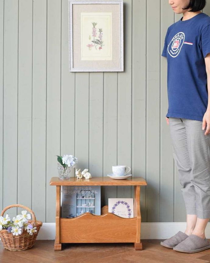 マガジンラック　アンティーク家具　サイドテーブルにもなる便利なマガジンラック、フランスのアンティーク家具。使いやすさNo.1！便利なアンティークどこのお家でも使っているマガジンラックも、アンティークだったらデザインが素敵だから、なんだかオシャレに使えます。(j-2525-f)