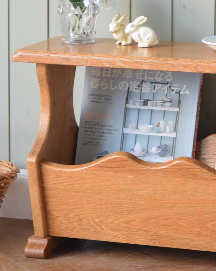 マガジンラック　アンティーク家具　サイドテーブルにもなる便利なマガジンラック、フランスのアンティーク家具。ちょっと置いておきたい…をキレイに収納新聞や雑誌など、ついついテーブルの上に置いてしまって雑多に見えるものが、コレさえあればキレイに収納出来てお部屋もスッキリ見えるんです。(j-2525-f)