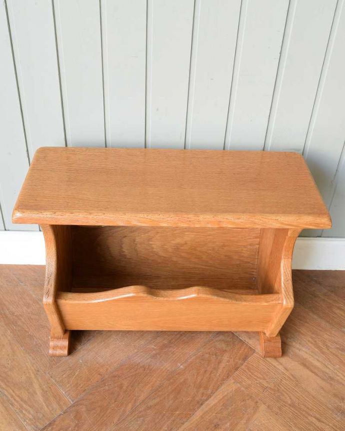 マガジンラック　アンティーク家具　サイドテーブルにもなる便利なマガジンラック、フランスのアンティーク家具。雑誌を入れる部分もキレイに修復しましたアンティークは新品ではないので経年変化によるキズはありますが、専門の職人がキレイにお直ししました。(j-2525-f)