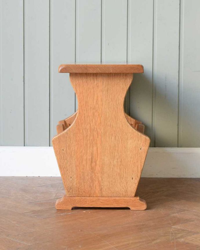 マガジンラック　アンティーク家具　サイドテーブルにもなる便利なマガジンラック、フランスのアンティーク家具。横から見ると･･･360度、どの角度から見てもキレイに仕上がっています。(j-2525-f)