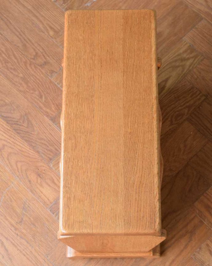 マガジンラック　アンティーク家具　サイドテーブルにもなる便利なマガジンラック、フランスのアンティーク家具。ココも使えてさらに便利読みかけの本やお茶が置ける天板付き。(j-2525-f)